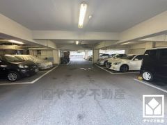 敷地内に屋内駐車場を完備。重い荷物や雨の日の移動もスムーズで、快適なカーライフを実現。空き状況等は弊社スタッフまでお気軽にお問い合わせください。