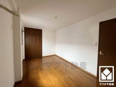 約7.5帖の3階北側洋室です。全居室に収納がございますので、お部屋の広さを最大限に活用できます。