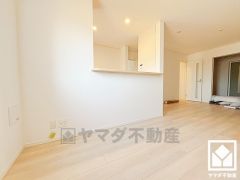 広々16帖のLDKが魅力。家族全員がリラックスできる、ゆったりとした快適リビングで温かい団らんの時間を。