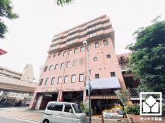 陽光に映える美しい外観。街並みに馴染みながらも、ひときわ目を引く存在感。