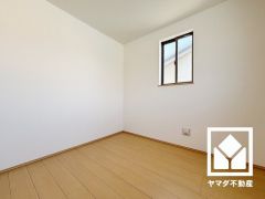 約4.5帖の洋室です。お子様のお部屋などにも丁度良い広さです。