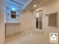 室内洗濯機置場がございますので、天候に左右されず洗濯していただけます。