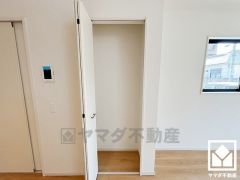 キッチン横に収納スペースがあり、パントリーとしてもご利用いただけます。まとめ買いしても心配要らずの収納力です。