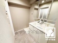 収納付きでスッキリお使い頂ける3面鏡の洗面台です。縦に2本配置されたLED照明が顔全体を明るく均等に照らしてくれるので、スキンケアやメイクがしやすくなります。