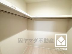 収納力豊富なウォークインクローゼット付き。お洋服はもちろん、スーツケースなどの大物もしっかり収納できます。