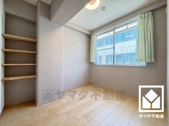 大きな窓からは明るい光が降り注ぎます。