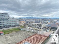 視界を遮る高い建物がなく、開放的な眺望を楽しむことができます。