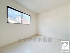 大きな窓からは明るい光が降り注ぎます。柔らかな光が差し込むお部屋で、快適で落ち着いた生活をお送りいただけます。