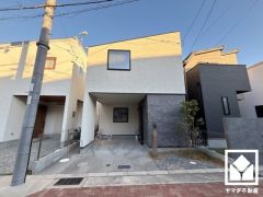 落ち着いた色合いと直線的な美しさが調和したモダンな外観。帰るたびに安心感を感じられる佇まい。