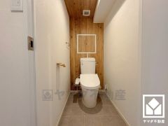 遊び心のあるアクセントクロスが魅力的なトイレ空間。機能性とセンスが融合した、居心地の良いプライベートスペースです。