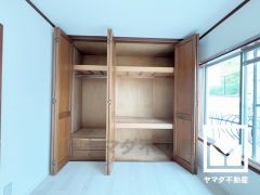 新たに家具を買わなくても良いので、ハンガーパイプ付きのクローゼットは嬉しいですね。奥行きがあるので、収納力も申し分ありません。