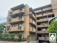 洗練された外観デザインが、住まう誇りを演出。都会に調和する美しい佇まいのマンション。