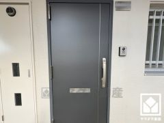 シンプルで洗練された玄関デザイン。帰るたびにホッとできる、心地よい住まいの入り口。