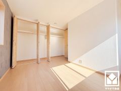 約7.2帖の洋室です。全居室に収納がございますので、お部屋の広さを最大限に活用できます。
