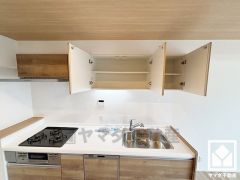 キッチン収納の多さもお料理を楽にしてくれるポイント。吊戸棚がございますので、スッキリとした空間が保てます。