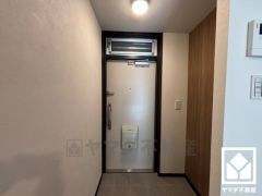 白を基調とした明るい玄関で、毎日を爽やかにスタート。清潔感あふれる空間が、訪れる人々を温かく迎えます。