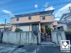 2階キッチンにはバルコニーへ繋がる勝手口があり、換気や一時的なゴミ置場としても便利です。