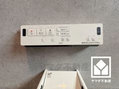 温水洗浄便座付きで、季節を問わずいつでも温かい便座をお使いいただけます。