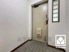 白を基調とした明るい玄関で、毎日を爽やかにスタート。玄関ドア横の窓から光が差し込み、外出時にも帰宅時にも、明るい気持ちになれます。