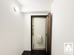 白を基調とした明るい玄関で、毎日を爽やかにスタート。清潔感あふれる空間が、訪れる人々を温かく迎えます。断熱・防音・防犯性の高い二重扉です。