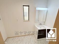 小さなお子様のお風呂上りもこのスペースがあればゆったりとして頂けます。室内洗濯機置場がございますので、天候に左右されず洗濯していただけます。