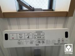 トイレにも小窓が付いており、明るく換気のしやすい空間です。