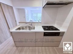 対面式キッチンなのでお料理中でもお子様の様子が分かって安心です。調理に手間がかかりがちな肉や魚を、短時間でサッと焼き上げることができるグリル付き。