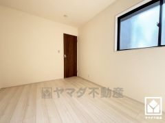 納戸を含め、全室に窓がございます。明るい陽光がたっぷり差し込む心地よい生活空間です。