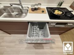 毎日の家事の負担を軽減でき、水道代の節約にもなる食器洗乾燥機付き。