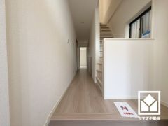 シンプルで洗練された玄関スペース。帰るたびにホッとできる、心地よい住まいの入り口。