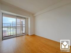 約4.7帖の洋室です。全室バルコニーに繋がるお部屋となっております。風通しが良く、明るい陽光がたっぷり差し込む心地よい生活空間です。