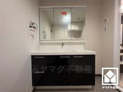 収納付きでスッキリお使い頂ける3面鏡の洗面台です。洗面ボウルが広めなので、忙しい朝でも身支度がしやすく時短になります。