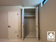 クローゼットは奥行きがあるので、収納力も申し分ありません。お洋服はもちろん、スーツケースなどの大物もしっかり収納できます。