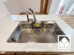 清潔感あふれるシンクで、毎日を気持ちよくスタート。浄水付タッチレス水栓なので、お料理中でも衛生的にお使いいただけます。出しっぱなしを防げるため節水効果にもつながります。