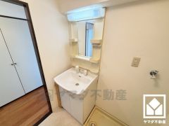 洗面台は収納付きのためスッキリお使い頂けます。洗面ボウルが広めなので、忙しい朝でも身支度がしやすく時短になります。