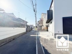 前面道路幅員約6.0mとゆったりとした広さがあるのでファミリーカー等の車の出入れも楽にできます。
