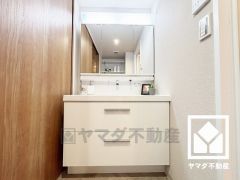 3面鏡の洗面台です。洗面ボウルが広めなので、忙しい朝でも身支度がしやすく時短になります。