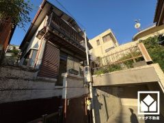 陽光に映える美しい外観。街並みに馴染みながらも、ひときわ目を引く存在感。