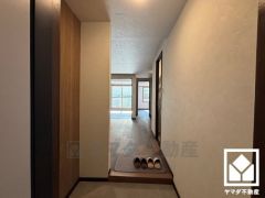 シンプルで洗練された玄関スペース。帰るたびにホッとできる、心地よい住まいの入り口。