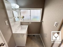 小さなお子様のお風呂上りもこのスペースがあればゆったりとして頂けます。室内洗濯機置場がございますので、天候に左右されず洗濯していただけます。