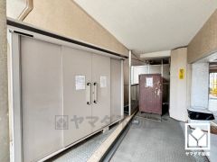 「関西スーパー鳴尾店」まで徒歩3分、「ローソン西宮古川町店」まで徒歩3分など、お買い物施設が徒歩圏内に複数あり便利な住環境です。