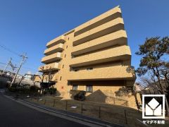 たっぷり収納できる約4.2帖の納戸付きだから、家の中をもっとスッキリ。季節の荷物や趣味の道具もしっかり収納。納戸は居室としてもお使いいただけます。