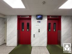 2基のエレベーターを設置し、待ち時間を短縮。快適な住まいへのアクセスをスムーズに。防犯カメラが設置されておりセキュリティにも配慮されています。