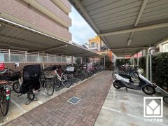 屋根付きの駐輪場・バイク置場を完備。雨や風、直射日光からお乗り物を守ることができます。