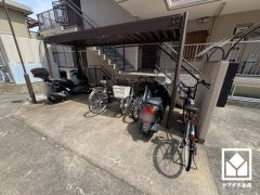 屋根付き駐輪場なので、雨や風、直射日光からお乗り物を守ることができます。
