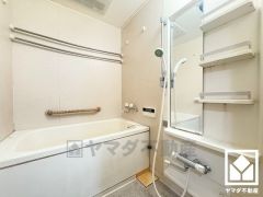 1日の疲れを癒す浴室でゆったりリフレッシュ。清潔感あふれる空間で、毎日のバスタイムをより快適に。手すりが設置されており、入浴の際の立ち座りが楽になります。