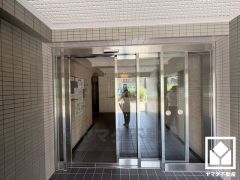 安心と快適を兼ね備えたエントランス。オートロック＆宅配ボックス完備で、暮らしの利便性を高めます。