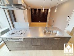 ご家族やお客様とのコミュニケーションが弾む開放的なアイランドキッチンで、複数人での作業もラクラク。配膳や片付けがしやすく、お料理中でもお子様の様子が分かって安心です。