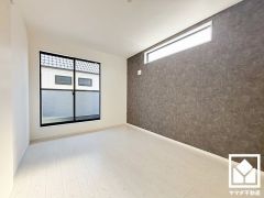 バルコニーにつながるお部屋で、通風・陽当たり良好。アクセントクロスを取り入れたデザイン性の高い洋室で、リラックスしたひとときを過ごせます。