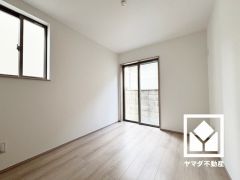 納戸はクローゼット付きの居室としてもお使いいただけます。独立したお部屋なのでプライベートな時間をゆったり過ごせそうです。